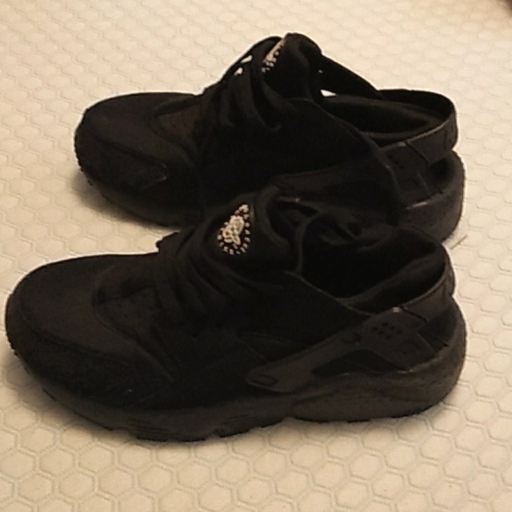 Brand new black size 8 Nike hurraches
